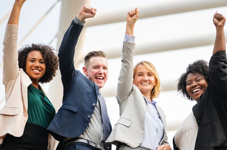 拳を掲げる男性と女性