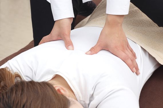 腰をマッサージしている