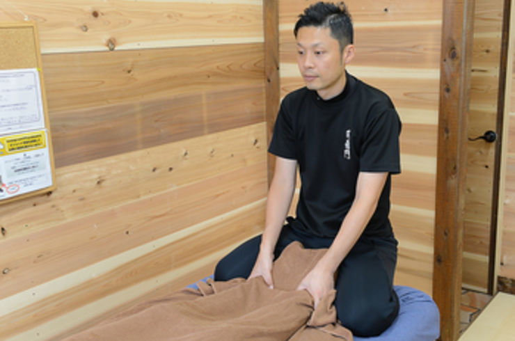 施術をしている人